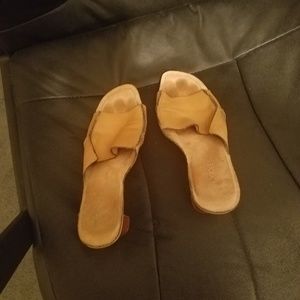 Ambercrombie leather tan heels size 7 and 1/2